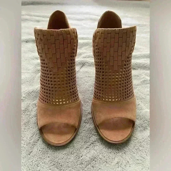 NWOB Vince Camuto Fritzey Perforated Leather Sandal - Picture 4 of 9